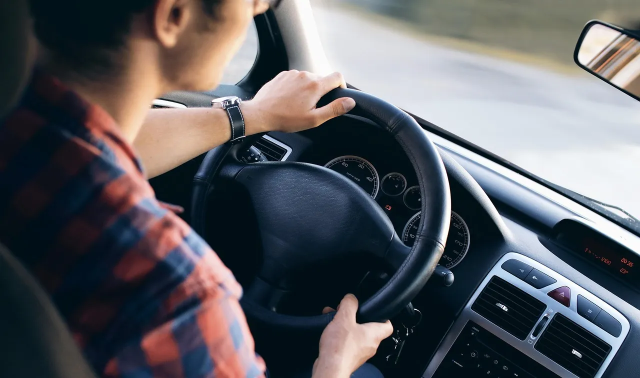 Alumno con las manos al volante durante una clase de manejo en Zona Sur
